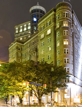 Atlanta&rsquo;s Georgian Terrace Hotel at night